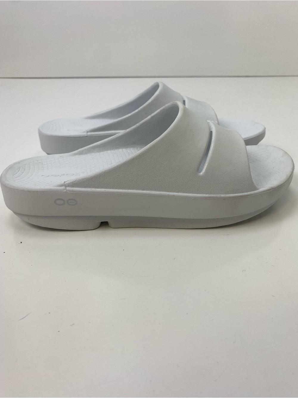 OOFOS Slides - Picture 3 of 6